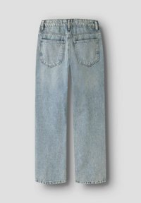 Svijetloplave traperice ravnog kroja, s dva stražnja džepa i vidljivim šavovima duž šavova.