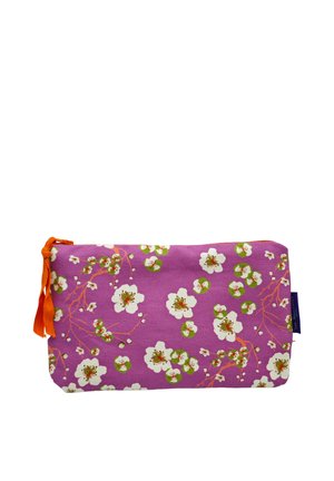 Pochette en tissu violet avec motif floral blanc et vert, fermeture éclair orange et languette en tissu orange sur le côté gauche.