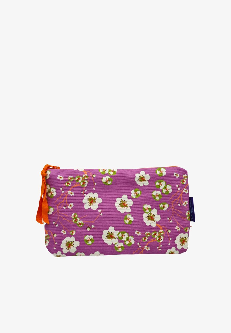 Pochette en tissu violet avec motif floral blanc et vert, fermeture éclair orange et languette en tissu orange sur le côté gauche.