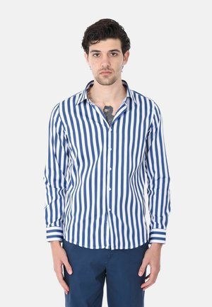 Camicia button-up a righe verticali blu e bianche, con colletto a punta, maniche lunghe e orlo curvo. Tessuto liscio con vestibilità standard.