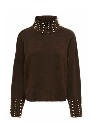 Pull en maille marron à col roulé avec manches longues, décoré de rangées de perles blanches sur le col et les poignets.