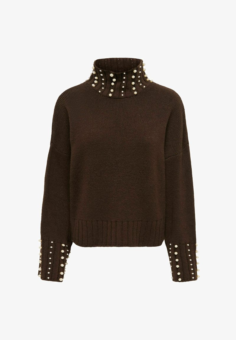 Pull en maille marron à col roulé avec manches longues, décoré de rangées de perles blanches sur le col et les poignets.
