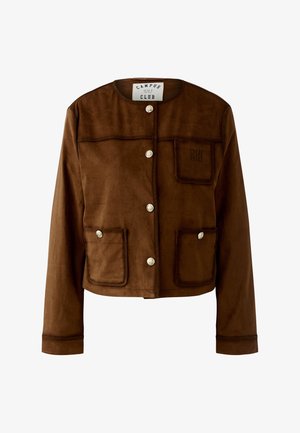 Veste en daim marron à manches longues, avec quatre boutons argentés sur le devant et trois poches avant, dont une avec le texte "OUI" en léger relief.