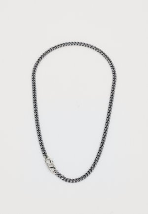 Collier en métal argenté avec des maillons entrelacés, doté d'un fermoir sécurisé, d'une texture lisse et d'une finition brillante et élégante.