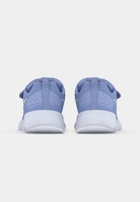 Baskets de sport bleues avec une tige en maille, un col rembourré et une semelle blanche contrastante. Comprend une boucle au talon et des trous de ventilation sur les côtés.