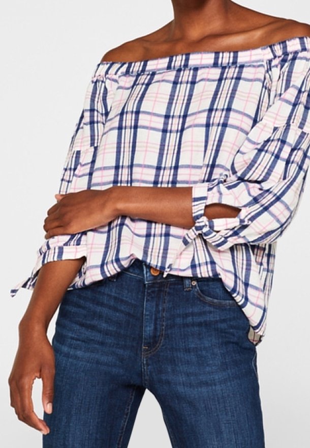 Top a spalle scoperte in tartan bianco, blu e rosa, con maniche arrotolate e una vestibilità rilassata, abbinato a jeans blu scuro.