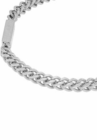 Bracciale in metallo argento con anelli intrecciati, dotato di una chiusura rettangolare e una finitura opaca, che presenta un design elegante e moderno.