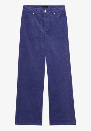 Pantalons large en velours côtelé violet avec poches devant, fermeture à bouton en métal et finition en tissu texturé à côtes.