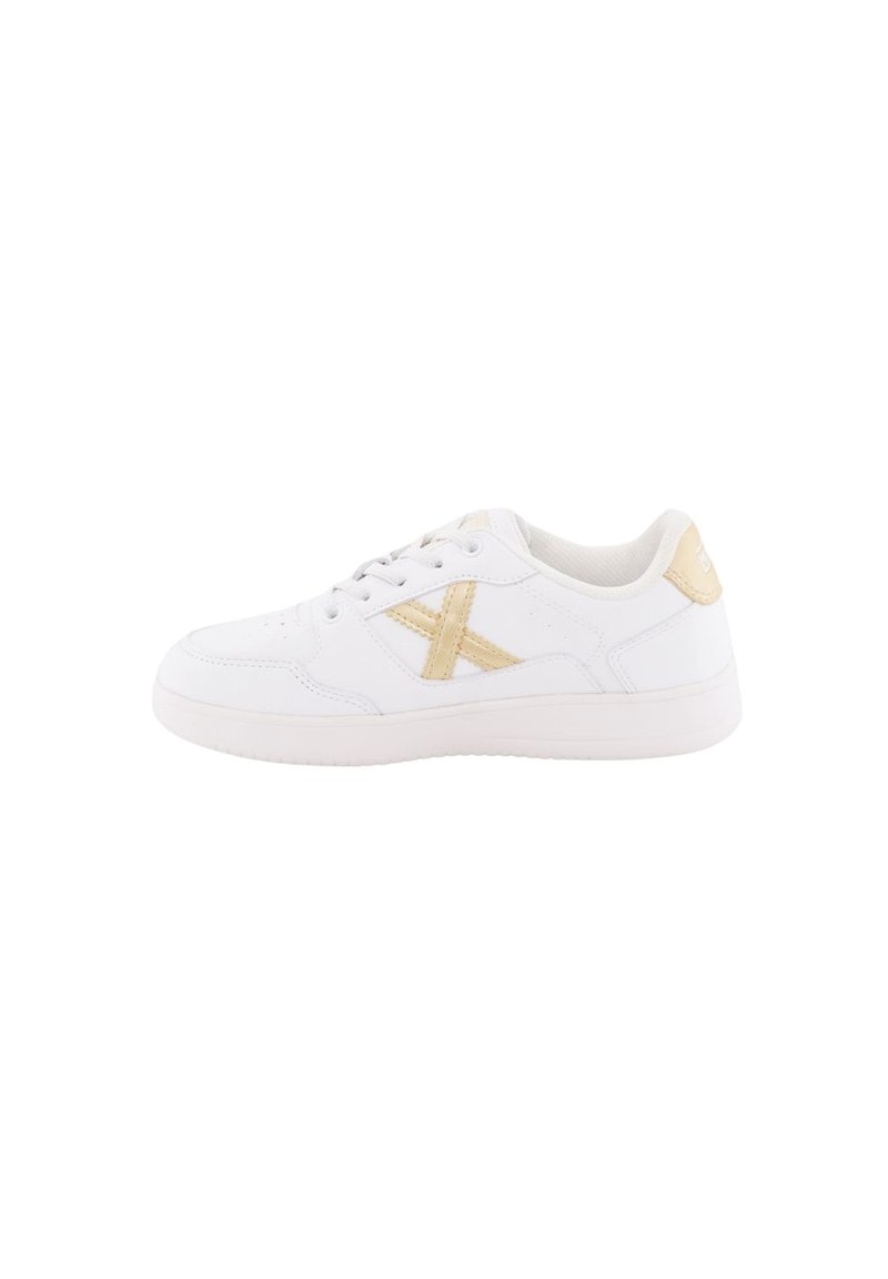 Zapatilla deportiva blanca con una superficie de cuero suave, que presenta un acento de color beige claro y costuras en contraste. Diseño con cordones y un collar acolchado.