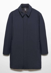 Abrigo azul marino con cuello camisero, mangas largas y bolsillos laterales; textura suave y diseño minimalista.