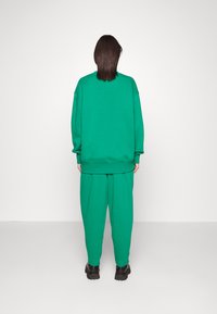 Nike Sportswear PHOENIX W NSW STYLE FLC HR PANT CURVE - Calças de fato de treino - malachite/sail