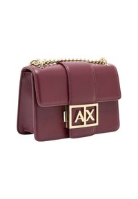 Borsa in pelle borgogna con patta ripiegabile, tracolla in catena dorata e hardware dorato con il logo "AX" inciso sul fronte.