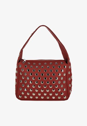 Červená kožená kabelka zaobleného tvaru, zdobená stříbrnými kovovými cvočky uspořádanými do vzoru. Součástí je jeden ramenní popruh.