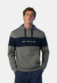 Felpa con cappuccio grigia e blu navy, dotata di tasca a canguro, cordini e testo "NORTH SAILS" sul petto; tessuto morbido con design casual.