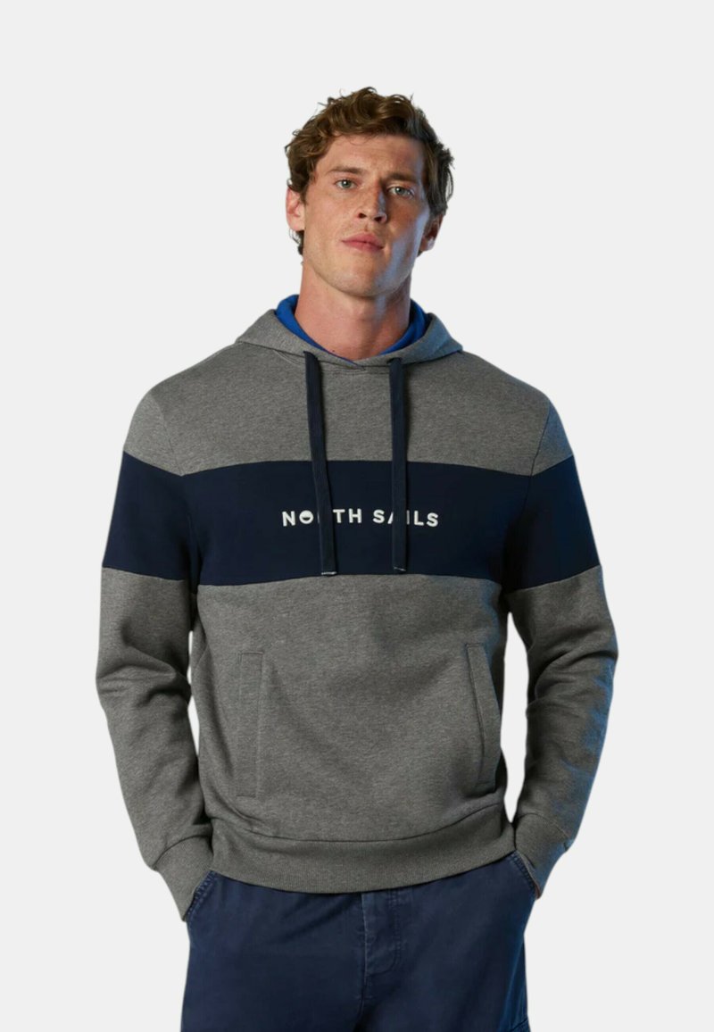 Felpa con cappuccio grigia e blu navy, dotata di tasca a canguro, cordini e testo "NORTH SAILS" sul petto; tessuto morbido con design casual.