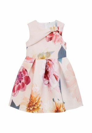 Vestido sin mangas para niña en rosa pálido con gran estampado floral en tonos rojo, amarillo y azul, con falda plisada y detalle de lazo frontal.