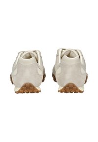 Ein Paar beiger Sneakers, von hinten betrachtet, mit Veloursleder- und Lederpanels sowie strukturierten braunen Gummisohlen.