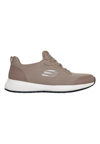 Baskets de sport marron clair avec une tige en maille texturée, un bout renforcé, une semelle blanche rembourrée et un accent logo en argent.