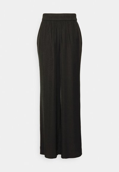 Svart vide bukser laget av myk stoff med elastisk midjebånd, som har en glatt tekstur og en avslappet passform.