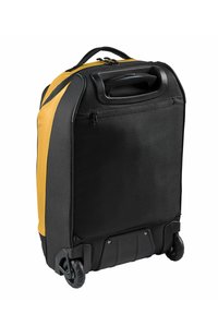 Zaino con ruote realizzato in tessuto nero e giallo, dotato di manico retrattile, ruote lisce e tasca con zip sul retro.