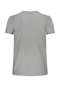 Camiseta gris de manga corta con escote redondo. Textura suave y diseño minimalista, que presenta un pequeño logo en la parte posterior cerca del cuello.