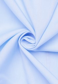 Lichtblauw stof, fijn geweven met een gladde textuur, in een spiraalvorm gedraaid, dat zijn uniforme kleur en zachte glans laat zien.