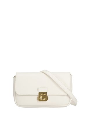 Sac à bandoulière en cuir blanc avec rabat avant et fermoir carré doré comportant un détail décoratif en forme de "C".