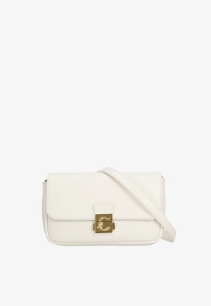 Sac à bandoulière en cuir blanc avec rabat avant et fermoir carré doré comportant un détail décoratif en forme de "C".