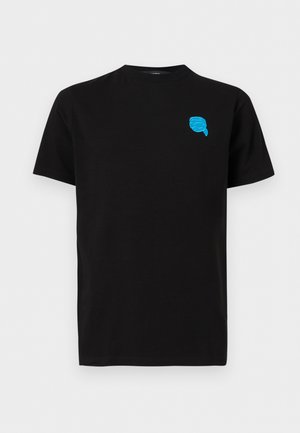 Camiseta negra de manga corta con un pequeño gráfico azul de una cara con gafas de sol y un pañuelo en la cabeza en la parte superior izquierda del pecho.