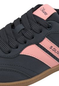 Sneaker grigio scuro con accenti rosa, realizzata in tessuto testurizzato, con lacci piatti e suola in gomma. Logo sulla linguetta e design a righe di lato.