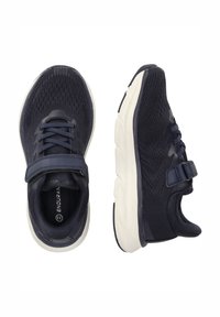 Tummansininen verkkomainen urheilujalkine, jossa on pehmustettu kaulus, valkoinen pohja ja säädettävä hihna. Yläosassa ja nauhoissa on teksturoitu malli.