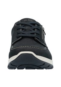 Baskets en suède noir avec des coutures blanches, bout rond et semelle en caoutchouc texturé. Présente un fermé à lacets avec un détail zippé sur le côté.