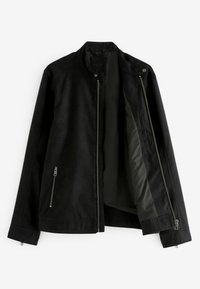 Chaqueta negra con cremallera frontal y bolsillos laterales, con un exterior suave y un forro interior de contraste. Incluye un cuello con botón a presión.