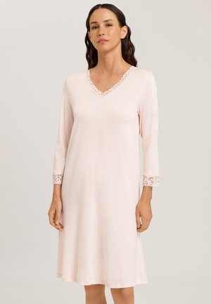 Camicia da notte rosa chiaro con scollo a V, rifinita in pizzo all'collo e alle maniche. Realizzata in tessuto morbido, presenta maniche a tre quarti.