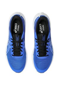 Baskets de sport bleues avec une tige en maille, lacets noirs et semelles blanches. Présentent le logo ASICS et une semelle intérieure Ortholite pour le confort.
