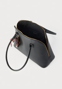 Μαύρη δερμάτινη τσάντα ώμου με διπλές λαβές, κλείσιμο με φερμουάρ, χρυσά μεταλλικά στοιχεία και ευρύχωρο εσωτερικό. Περιλαμβάνει διακοσμητικά μπρελόκ.