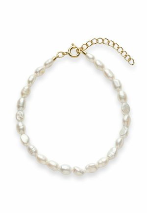 Gouden kettingarmband met onregelmatige witte parels en een ronde veersluiting op een witte achtergrond.