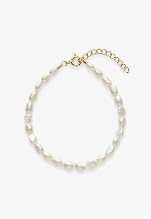 Bracelet chaîne en or avec des perles blanches irrégulières et un fermoir ressort rond sur fond blanc.