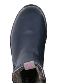 Bottines en cuir bleu marine, avec une doublure en fourrure douce, un bout rond et une semelle cousue. Comprend une étiquette en tissu avec un accent rose.