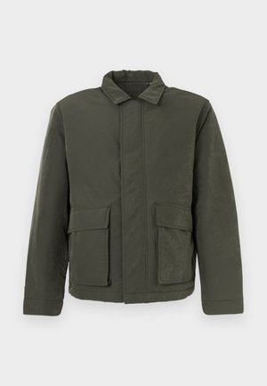 Olijfgroene jas met een staande kraag, twee voorzakken en een gladde textuur. Eenvoudig ontwerp met een sluiting aan de voorkant zonder zichtbare sluitingen.