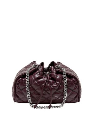 Sac à main en cuir matelassé violet foncé avec une bandoulière chaîne argentée et une fermeture à cordon, présenté sur fond blanc.