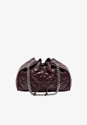 Sac à main en cuir matelassé violet foncé avec une bandoulière chaîne argentée et une fermeture à cordon, présenté sur fond blanc.