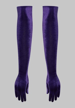 Paire de longs gants en velours violet s'étendant au-delà du coude, présentés à plat sur un fond gris.
