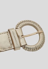 Ceinture en métal doré avec une boucle ronde tressée. Elle présente une sangle en cuir plate avec un logo en relief et des détails de couture.