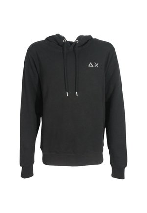 Felpa nera con cappuccio realizzata in tessuto morbido, con cappuccio regolabile, polsini a coste e un logo che presenta un triangolo e una "X" sul lato sinistro del petto.