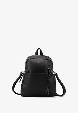 Zaino nero realizzato in materiale liscio, con tasca anteriore, spallacci regolabili e dettaglio del logo. Chiusura con zip, design minimalista.