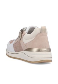 Chaussure avec un dessus en matériaux mélangés blanc, rose et beige, dotée d'une finition texturée, d'un accent métallique et d'une semelle en caoutchouc robuste.