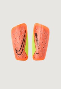 Espinilleras Nike Mercurial Lite en naranja brillante con acentos negros y patrón hexagonal, con lados verdes y etiquetas ‘L’ y ‘R’.