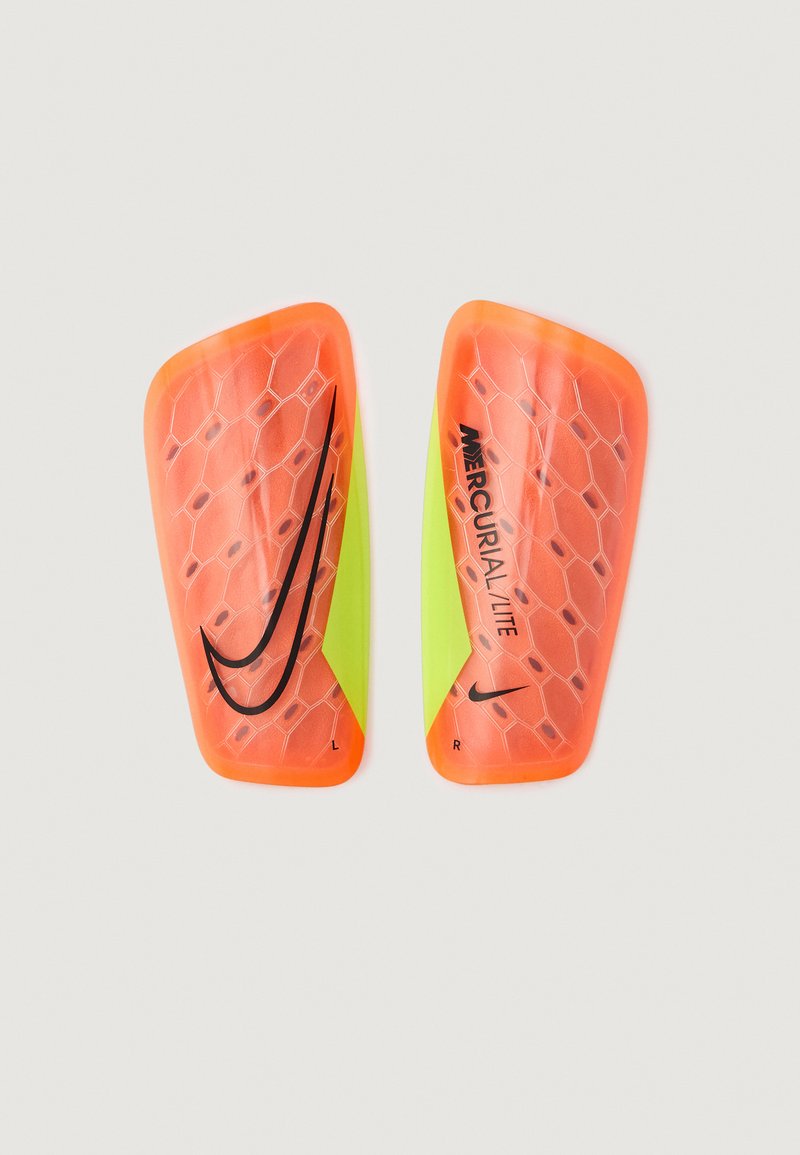 Espinilleras Nike Mercurial Lite en naranja brillante con acentos negros y patrón hexagonal, con lados verdes y etiquetas ‘L’ y ‘R’.