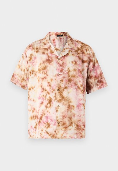 Kurzarmhemd mit einem Batikmuster in Pink- und Brauntönen, ausgestattet mit einem Camp-Kragen und einer Knopföffnung vorne. Glatte Textur.
